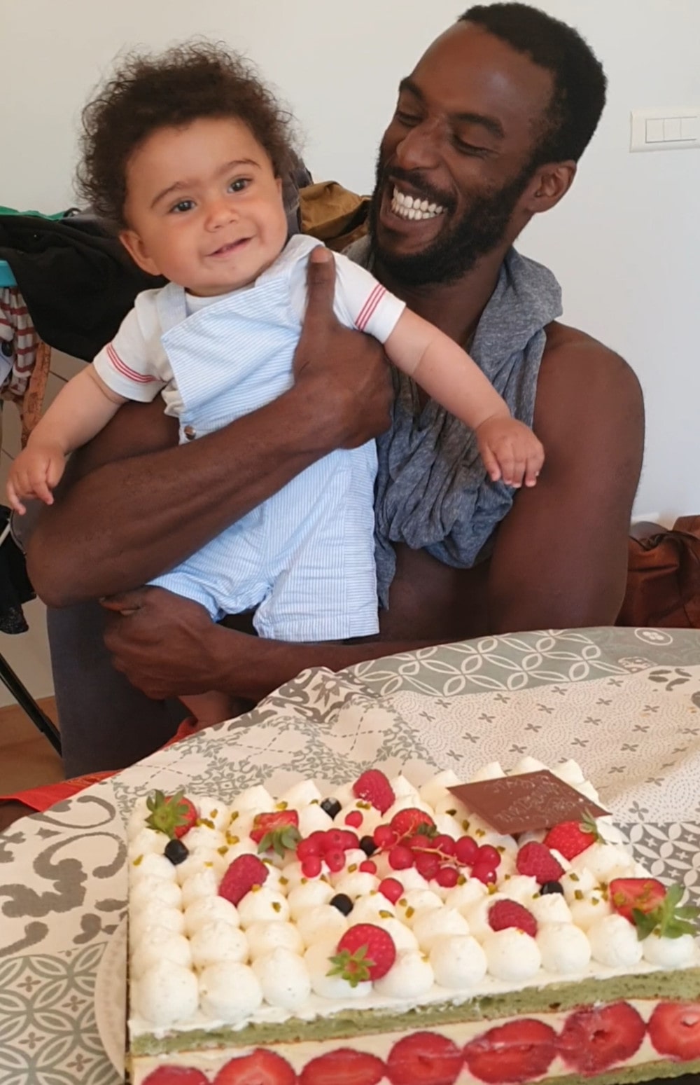 Adao et Eric devant le gateau d'anniversaire